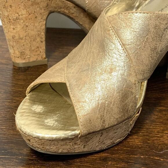 Bandolino Mopina vegan gold metallic cork sandal, Heel size 9  - Picture 5 of 10